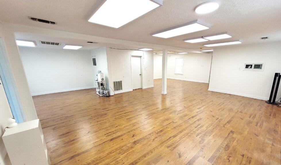 More Photos Of 2245 Royal Ln, Dallas Warehouse For Lease