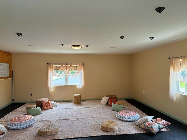 More Photos Of 701 N Mountain Rd, Harrisburg Coworking Space