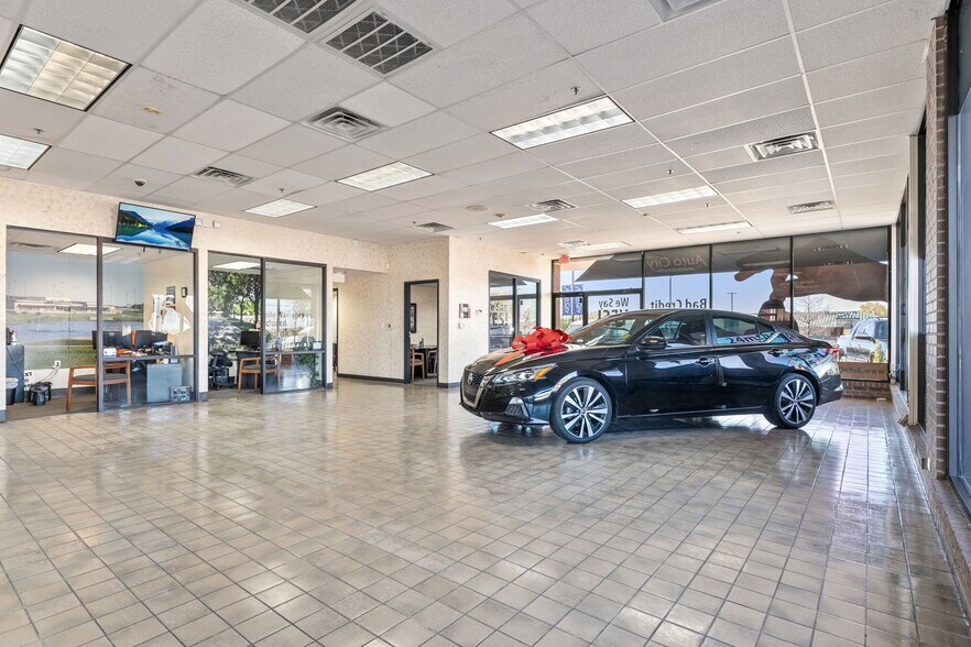 More Photos Of 940 N I-35 E, Lancaster Auto Dealership For Lease