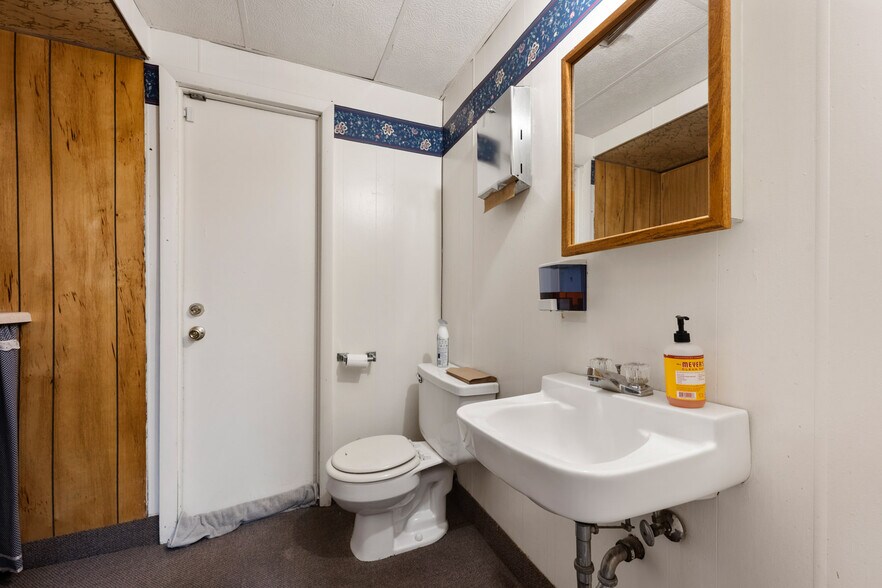 More Photos Of 416 State St, Trinidad Flex For Sale