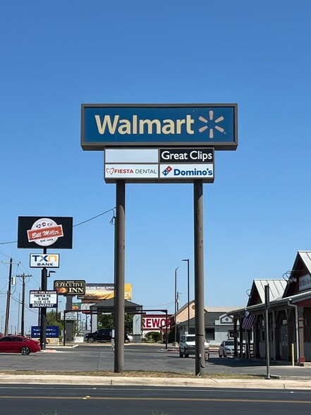 More Photos Of 166 Menefee St, Hondo General Retail For Lease