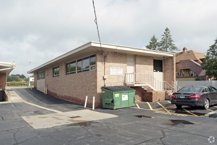 More Photos Of 243 Southbound Gratiot Ave, Mount Clemens Office For Sale