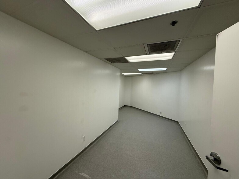 More Photos Of 7901 Vickers St, San Diego Office For Sale