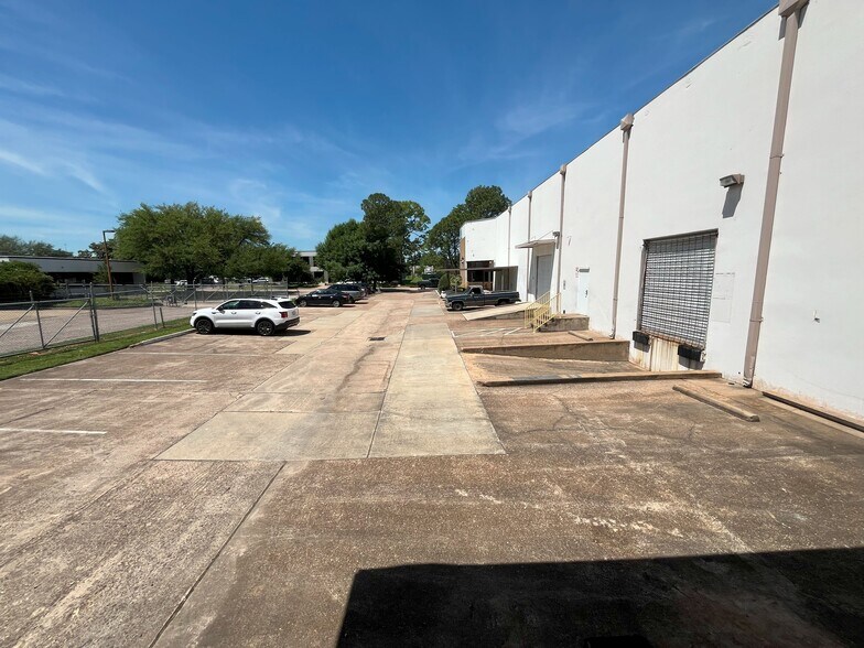 More Photos Of 1720 Townhurst Dr, Houston Warehouse For Sale