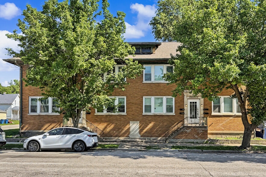 Primary Photo Of 2042-2046 W 4th St, Davenport Apartments For Sale