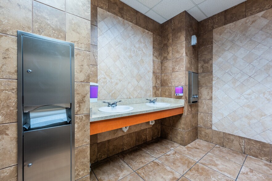 More Photos Of 2110 E Governors Cir, Houston Light Manufacturing For Sale