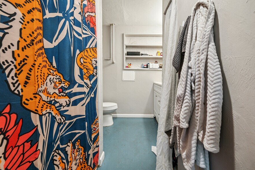 More Photos Of 315-317 Castle St, Wilmington Storefront Retail Residential For Sale