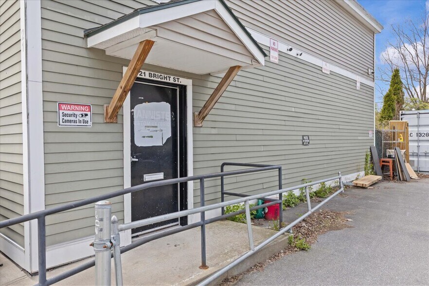 More Photos Of 21 Bright St, Burlington Freestanding For Sale