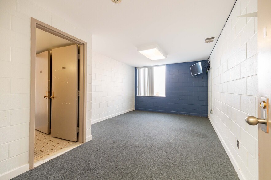 More Photos Of 6902 Chicago Rd, Warren Schools For Sale