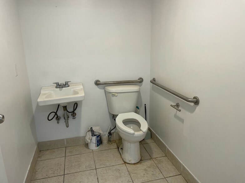More Photos Of 41-13 149th Pl, Flushing Storefront Retail Office For Lease