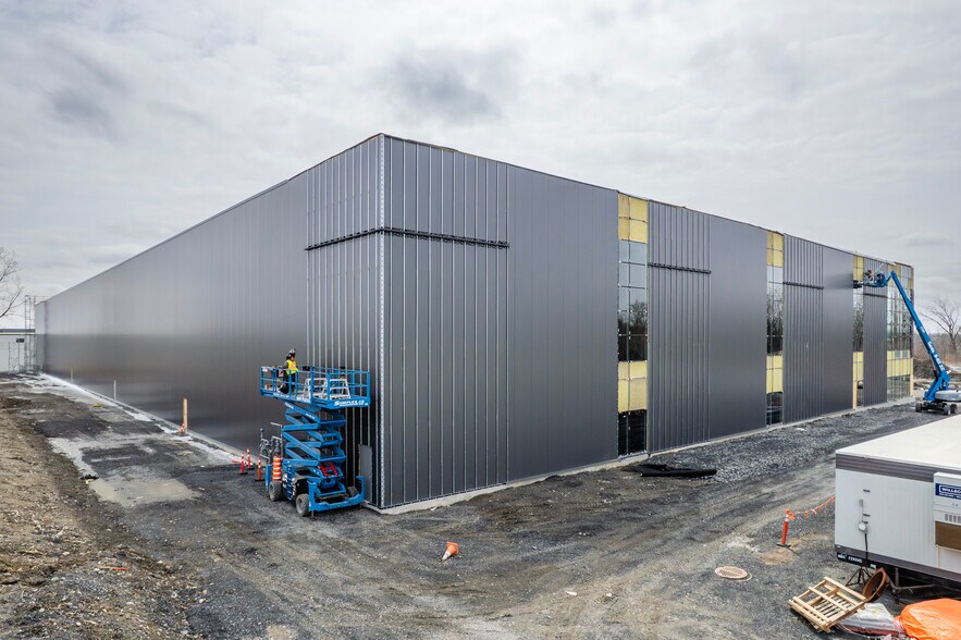 More Photos Of 350 Rue Hans-Zimmerman, Châteauguay Distribution For Lease