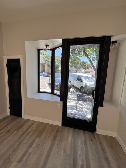 More Photos Of 10039-10041 Commerce Ave, Tujunga Storefront For Lease