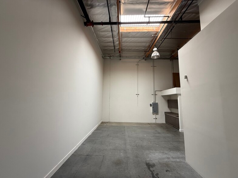 More Photos Of 9009 Canoga Ave, Canoga Park Manufacturing For Lease