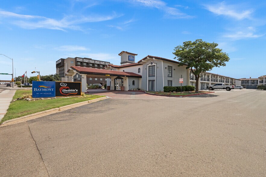 Primary Photo Of 601 Avenue Q, Lubbock Hotel For Sale