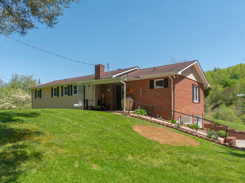 More Photos Of 96 Tower Ln, Waynesville Office For Sale