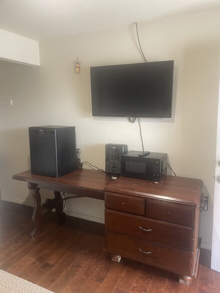 More Photos Of 405 W Jackson St, El Campo Hotel For Sale