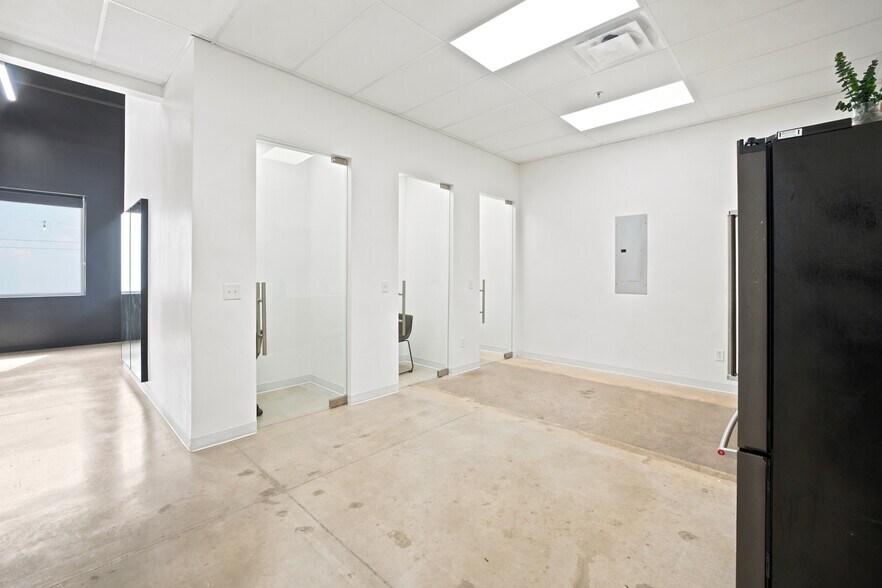More Photos Of 8610 Potranco Rd, San Antonio Storefront Retail Office For Lease