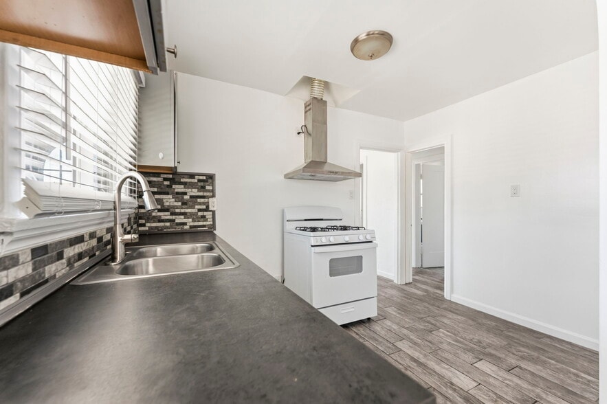More Photos Of 1047 W 7th St, San Pedro Multifamily For Sale