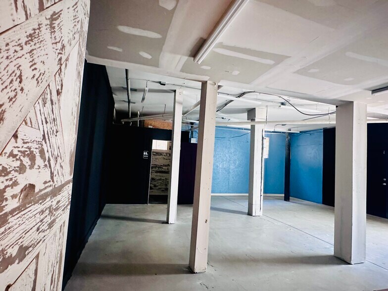 More Photos Of 103 N College Ave, Newton General Retail For Lease