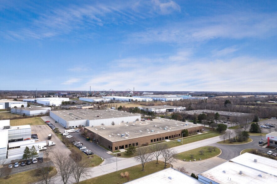 More Photos Of 905 Lakeside Dr, Gurnee Warehouse For Lease