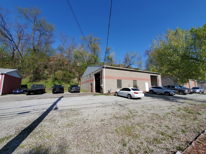 More Photos Of 630 Long Rd, Pittsburgh Showroom For Sale