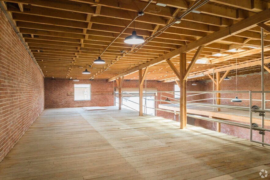 More Photos Of 1419 W 24th St, Los Angeles Warehouse For Sale