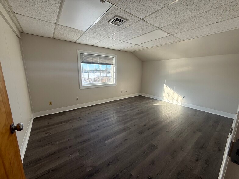 More Photos Of 1272 W Main Rd, Middletown Unknown For Lease
