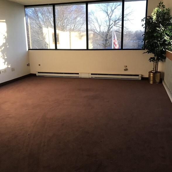 More Photos Of 107 Beaverbrook Rd, Lincoln Park Flex For Lease