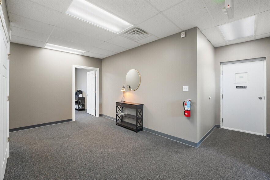 More Photos Of 802 Wabash Ave, Chesterton Office For Lease