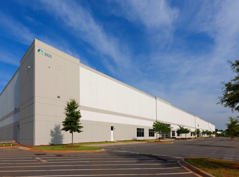 More Photos Of 4835 Sirona Dr, Charlotte Unknown For Lease