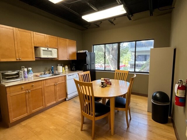 More Photos Of 3333 W Kennedy Blvd, Tampa Loft Creative Space For Sale