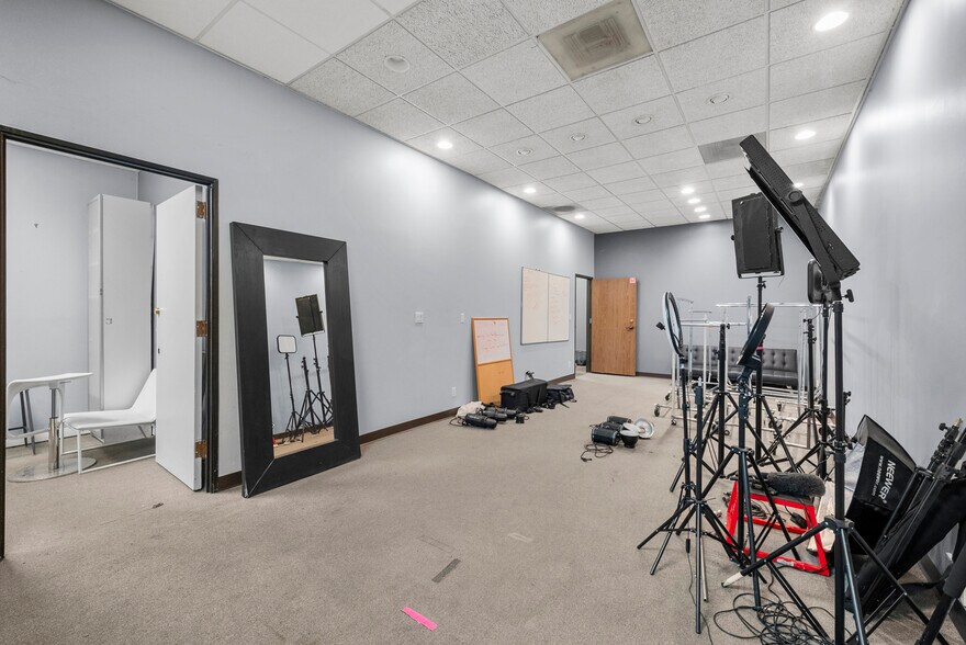 More Photos Of 1631 Gardena Ave, Glendale Industrial For Sale