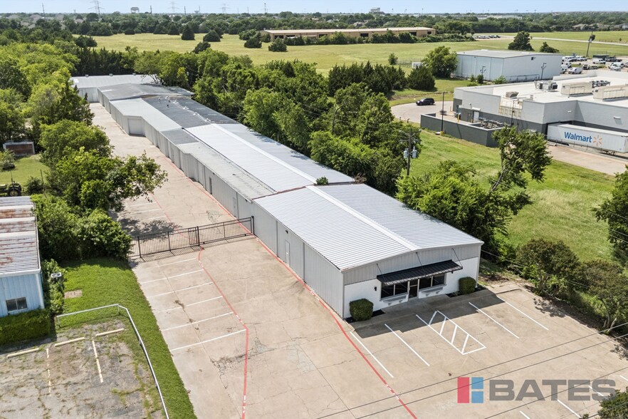 More Photos Of 1101 S Hampton Rd, DeSoto Showroom For Lease