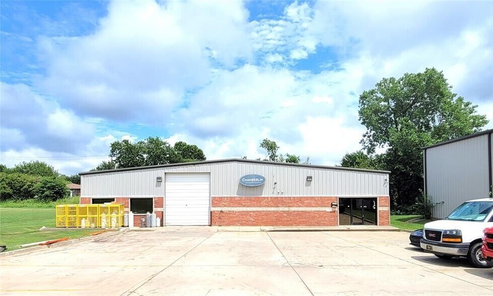 Primary Photo Of 912 Messenger Ln, Moore Warehouse For Sale
