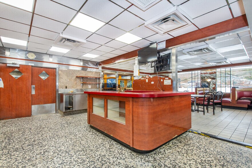 More Photos Of 2020 Greenwood Lake Tpke, Hewitt Restaurant For Lease