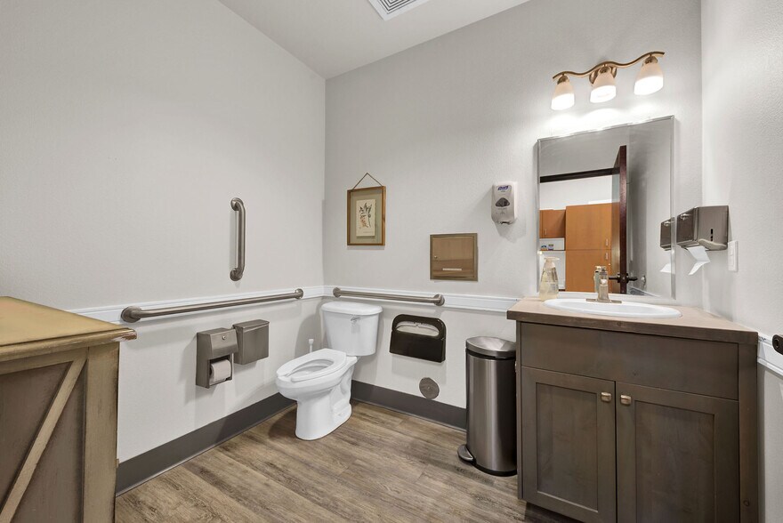 More Photos Of 2536 N Stokesberry Pl, Meridian Medical For Sale