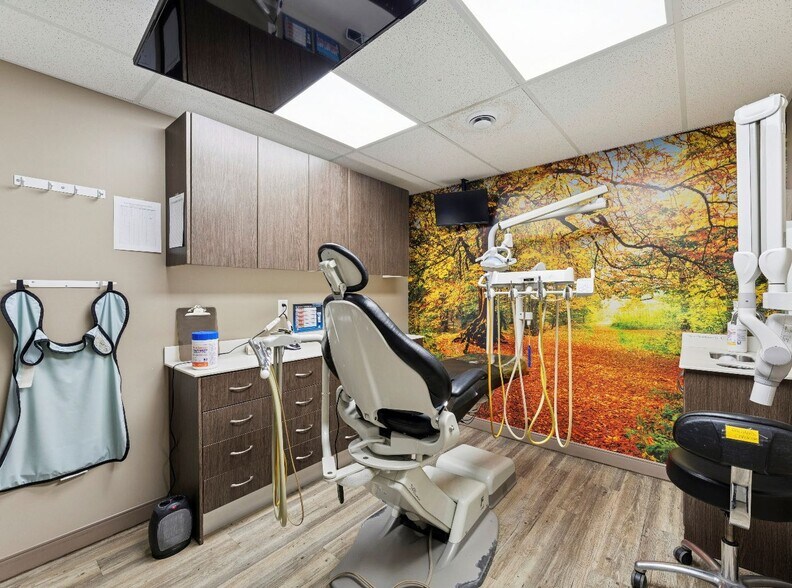 More Photos Of 185 Grand Av W, Chatham Medical For Sale