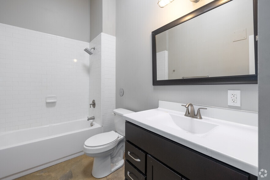 More Photos Of 3363 E Commerce St, San Antonio Warehouse For Sale