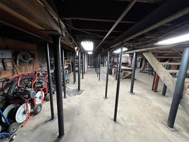 More Photos Of 1909-1911 S Salina St, Syracuse Office For Sale