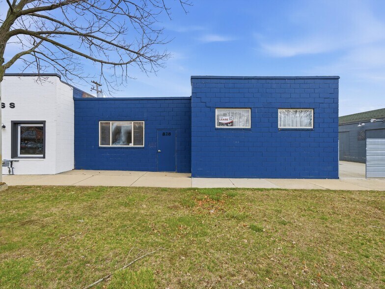 More Photos Of 828 W 14 Mile Rd, Clawson Warehouse For Lease