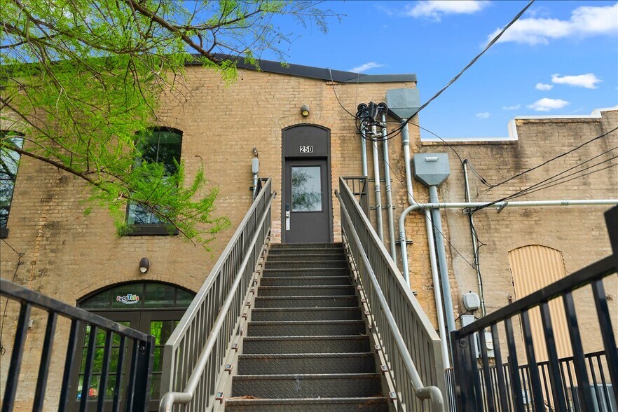 More Photos Of 117 East St, Hutto Loft Creative Space For Sale
