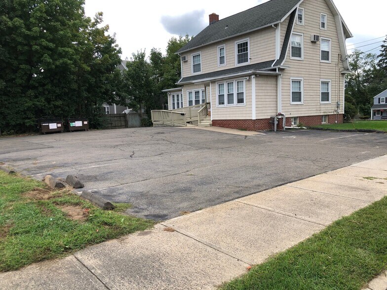 More Photos Of 4942 Main St, Bridgeport Office Residential For Lease