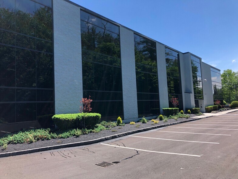 More Photos Of 4 Northeastern Blvd, Salem Office For Lease