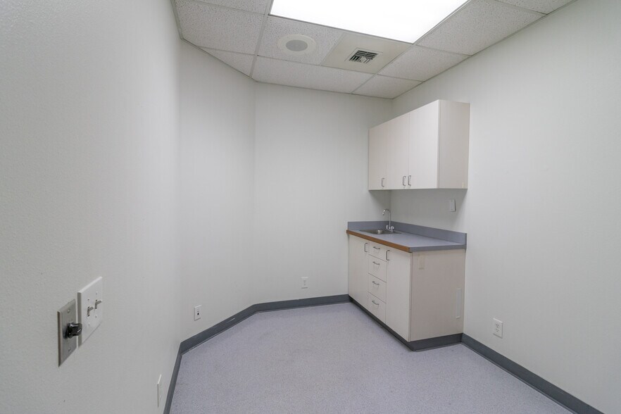 More Photos Of 6610 NE 181st St, Kenmore Medical For Lease