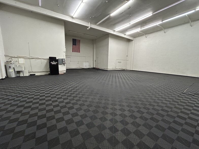 More Photos Of 7631 E Greenway Rd, Scottsdale Warehouse For Lease