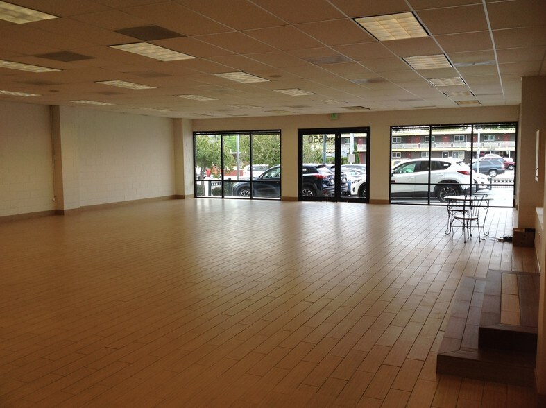 More Photos Of 4550 S Broadway, Englewood Showroom For Lease