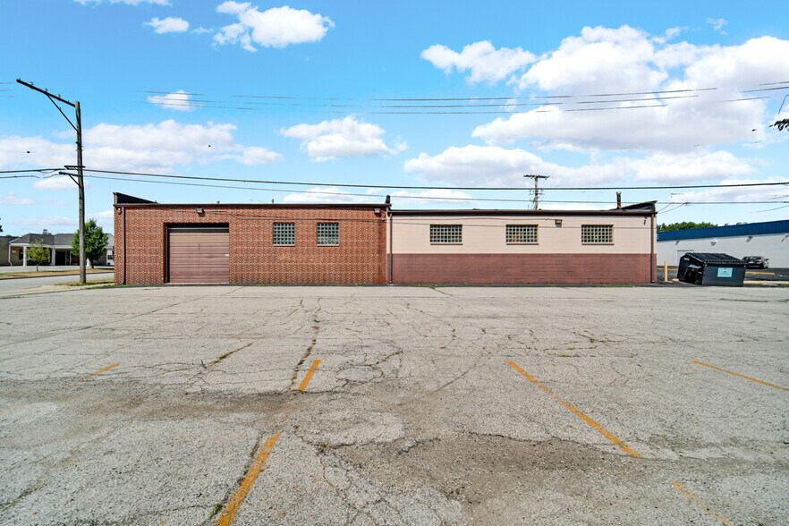 More Photos Of 7045 Calumet Ave, Hammond Light Distribution For Sale