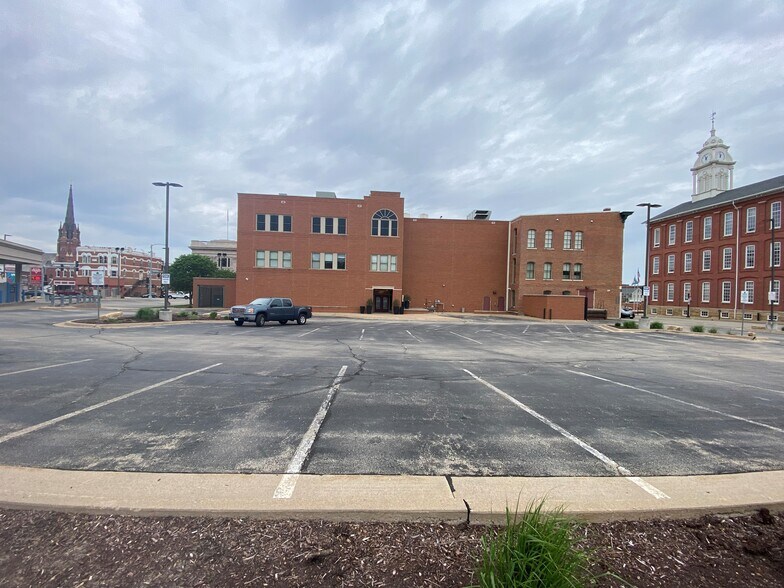 More Photos Of 1301 Central Ave, Dubuque Office For Lease