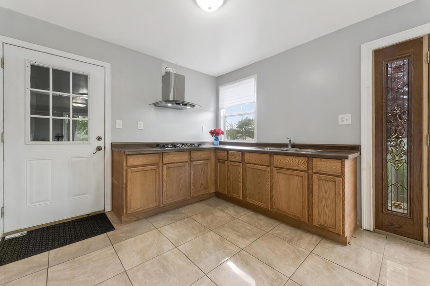 More Photos Of 7969 Richardson Rd, West Bloomfield Office Residential For Sale