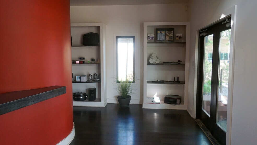 More Photos Of 106 Bagdad Ave W, Round Rock Office For Sale